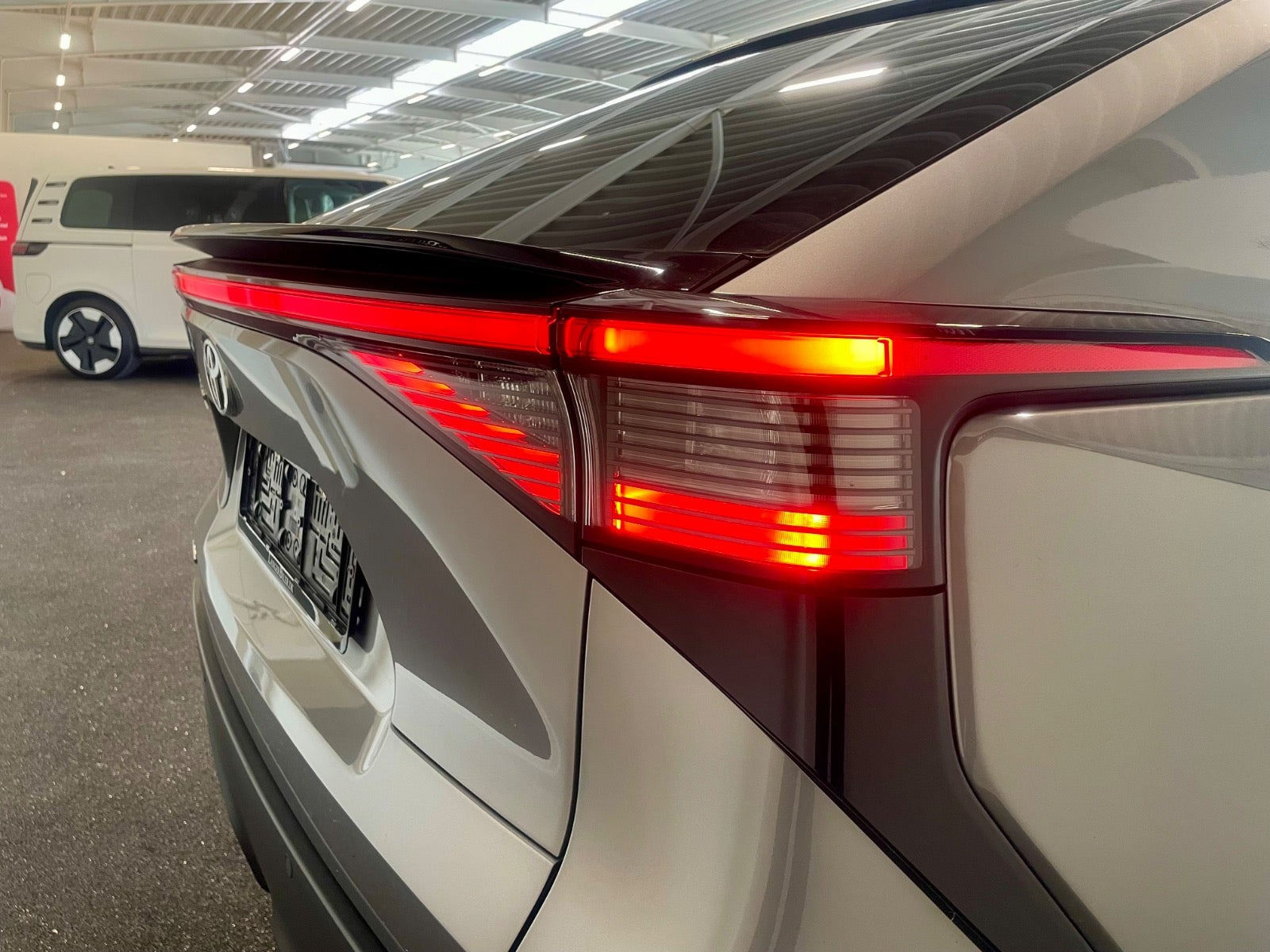 Grå Toyota BZ4X fra 2026