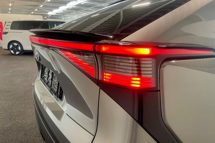 Grå Toyota BZ4X fra 2026