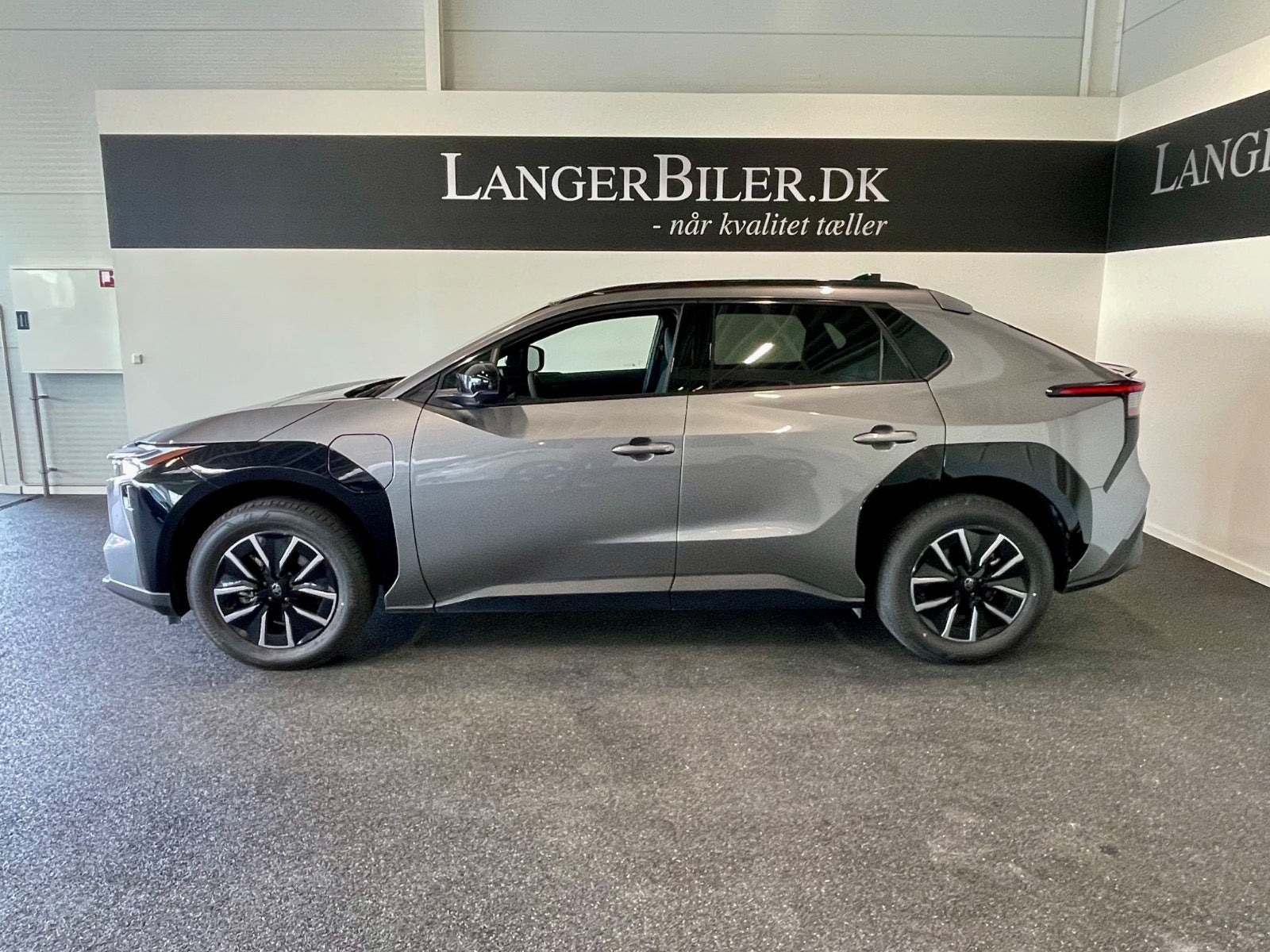 Grå Toyota BZ4X fra 2026