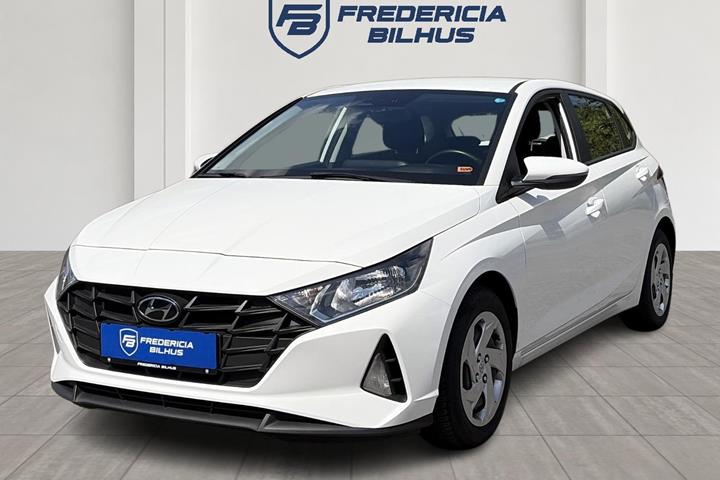 Hvid Hyundai i20 fra 2022 set udefra