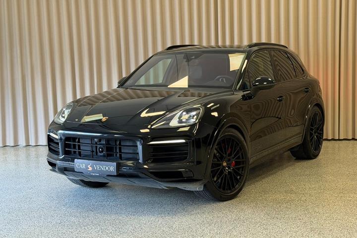 Sort Porsche Cayenne S fra 2019 set udefra