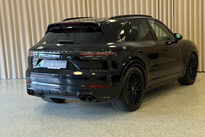 Sort Porsche Cayenne S fra 2019