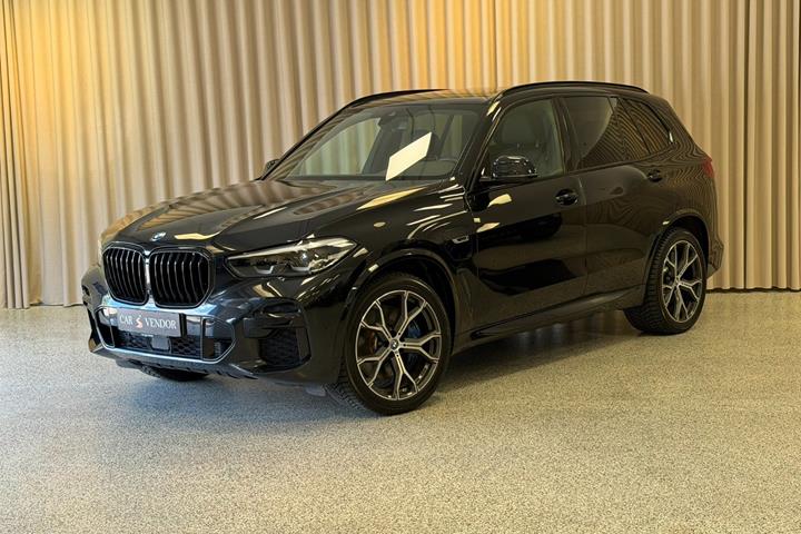 Sort BMW X5 fra 2022 set udefra
