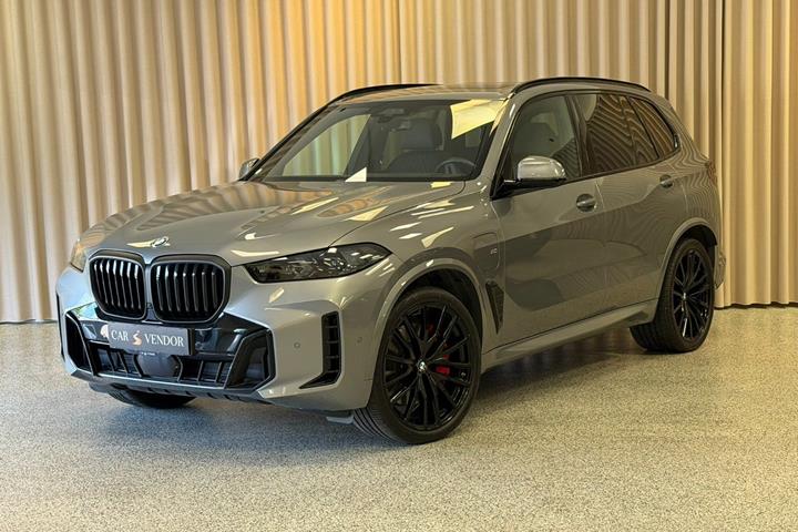 Grå BMW X5 fra 2025 set udefra