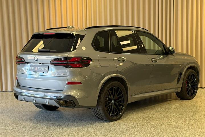 Grå BMW X5 fra 2025