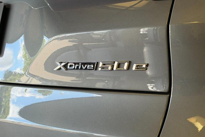 Grå BMW X5 fra 2025