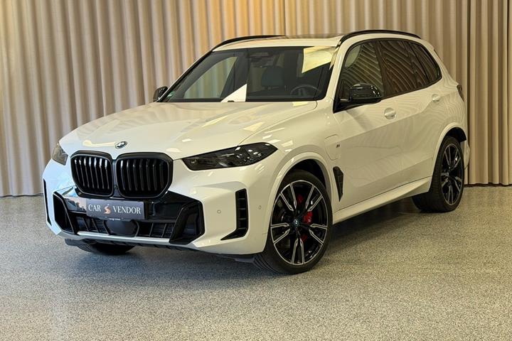 Hvid BMW X5 fra 2025 set udefra