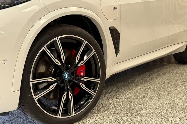 Hvid BMW X5 fra 2025