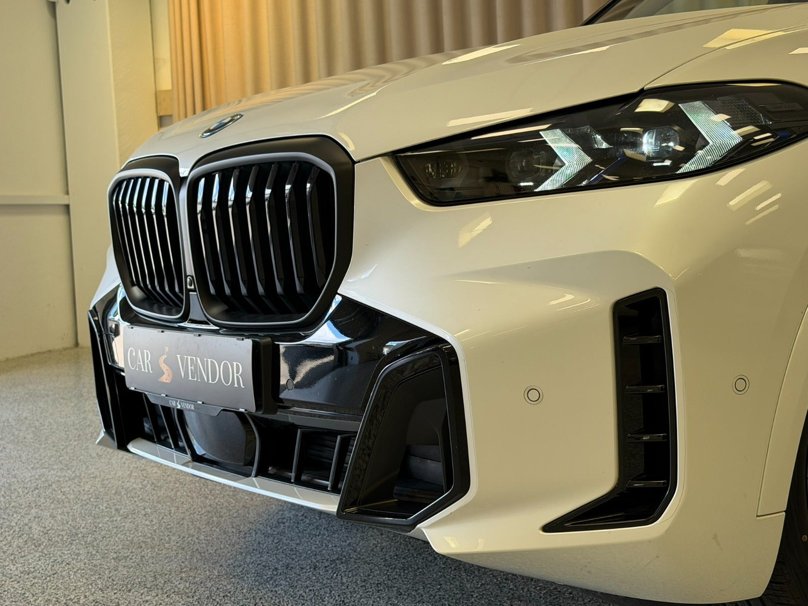Hvid BMW X5 fra 2025