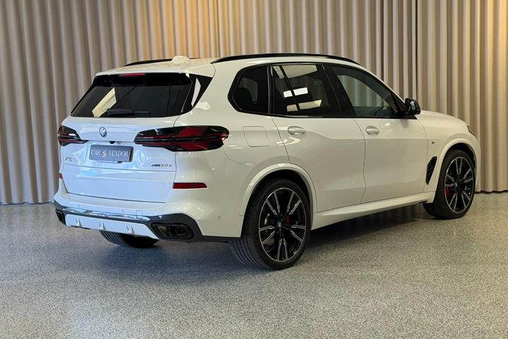 Hvid BMW X5 fra 2025