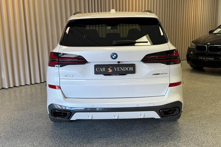 Hvid BMW X5 fra 2025