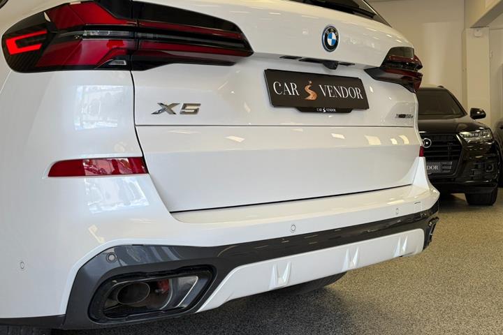 Hvid BMW X5 fra 2025