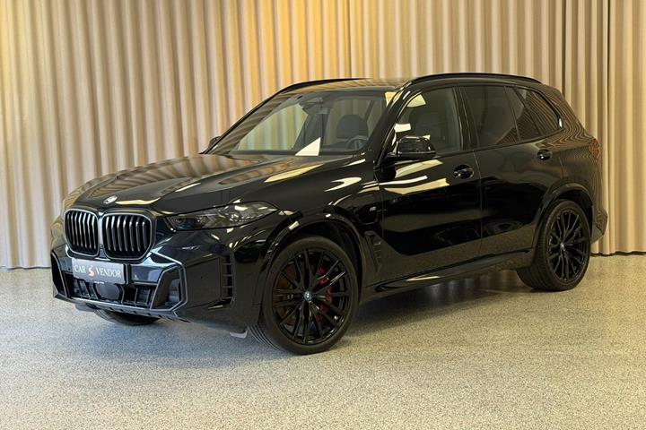 Sort BMW X5 fra 2024 set udefra
