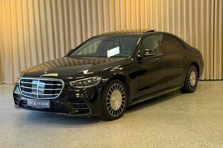 Sort Mercedes S580 e fra 2022 set udefra