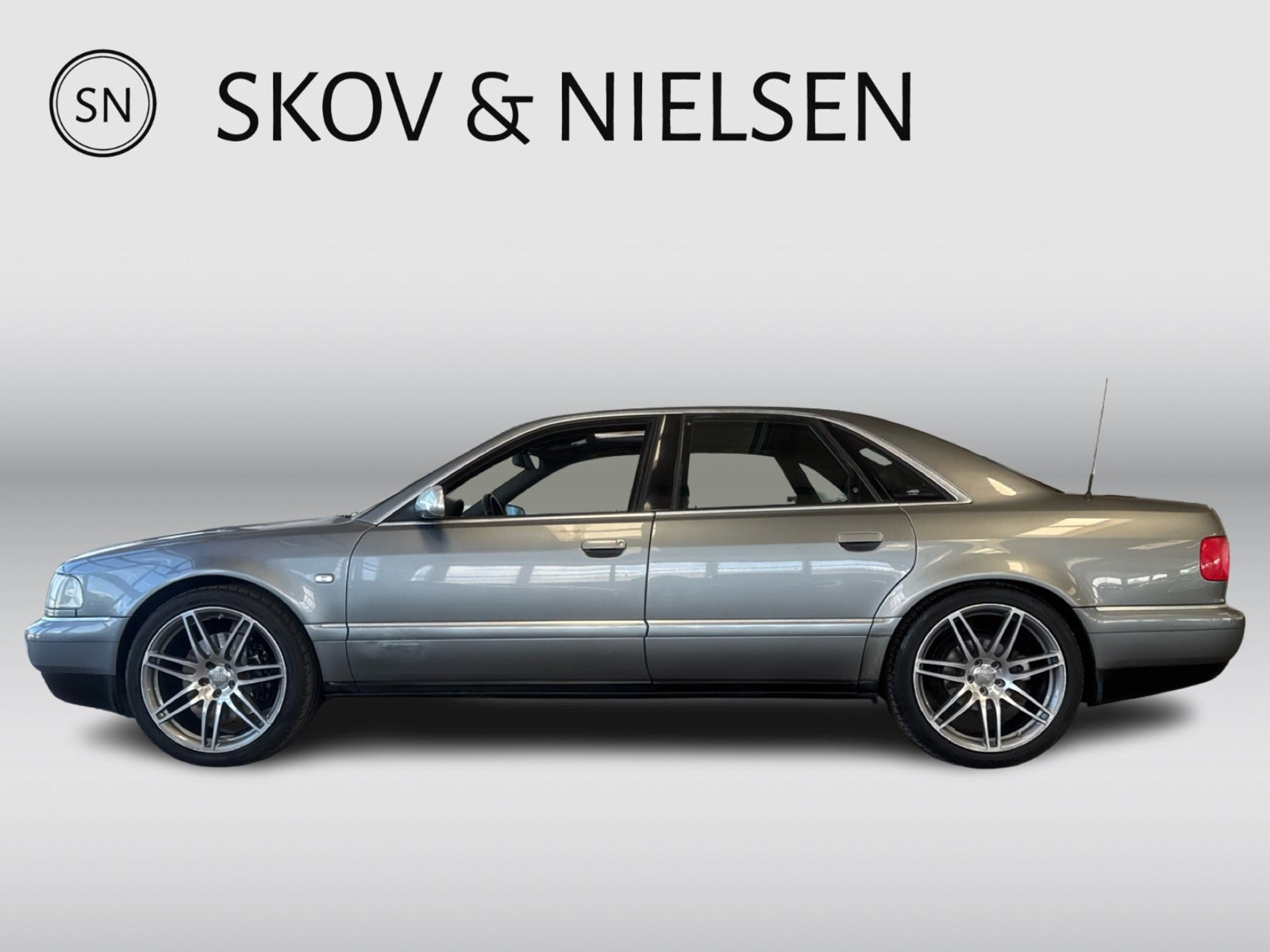 undefined Audi S8 fra 2001