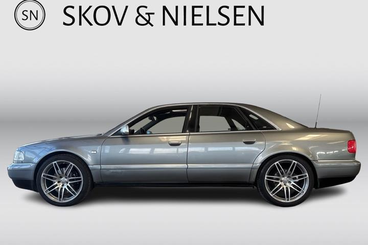 undefined Audi S8 fra 2001
