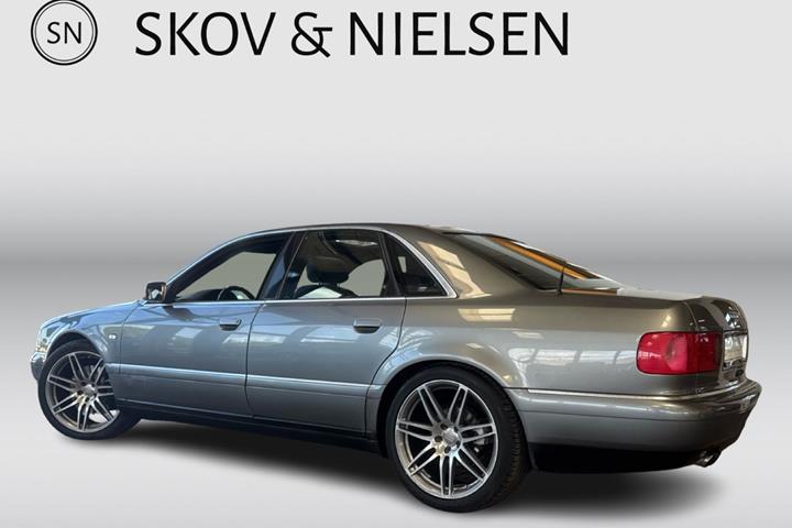 undefined Audi S8 fra 2001