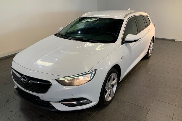 Hvid Opel Insignia fra 2018 set udefra