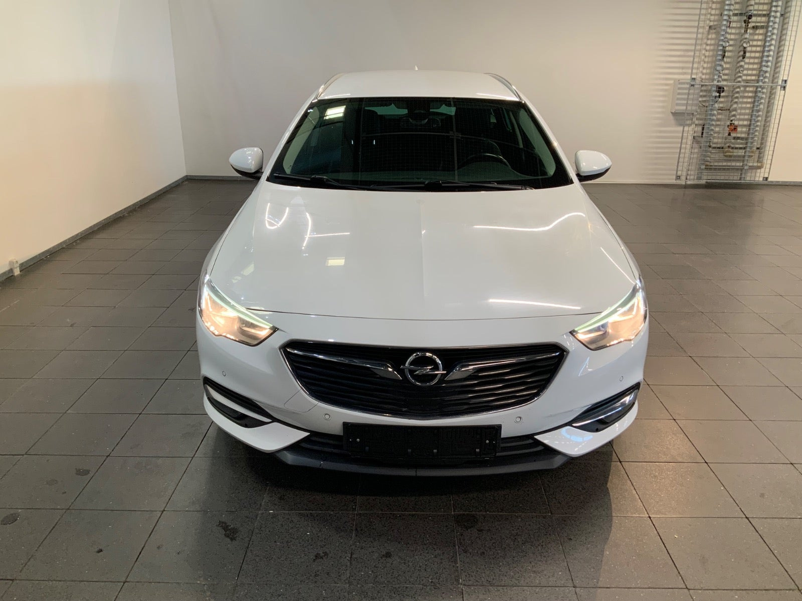 Hvid Opel Insignia fra 2018