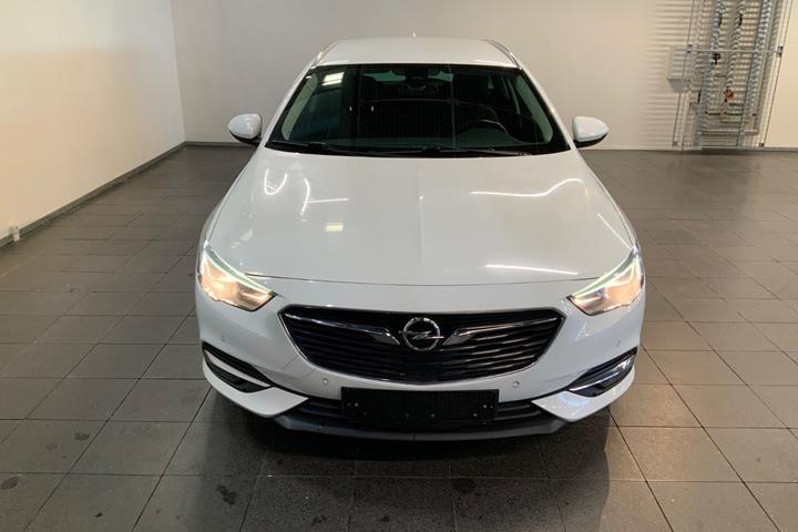 Hvid Opel Insignia fra 2018