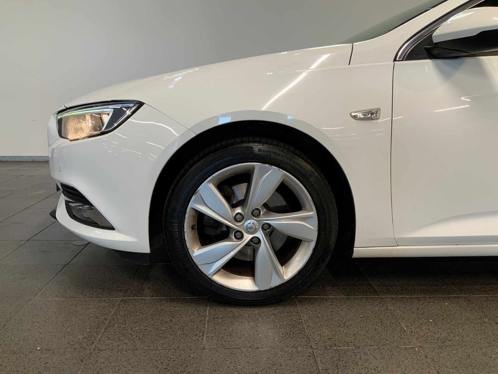 Hvid Opel Insignia fra 2018