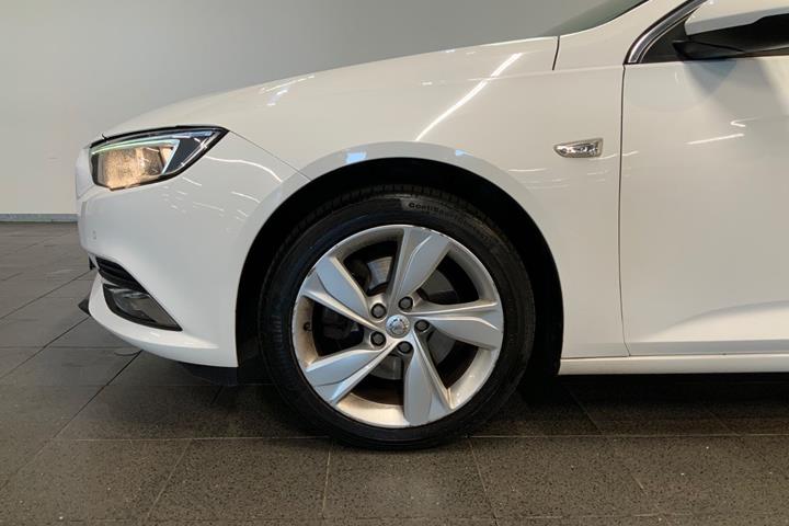 Hvid Opel Insignia fra 2018