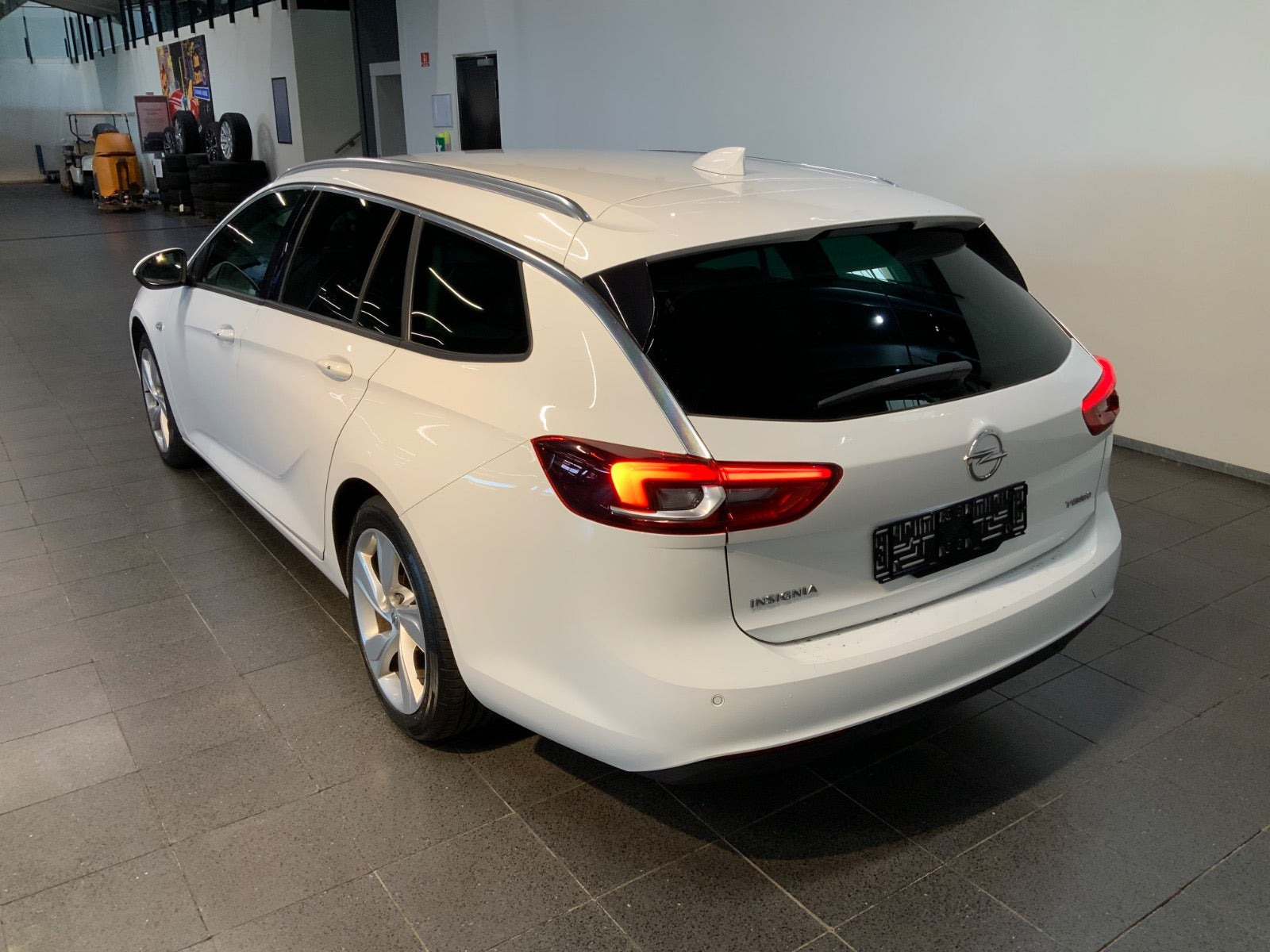 Hvid Opel Insignia fra 2018
