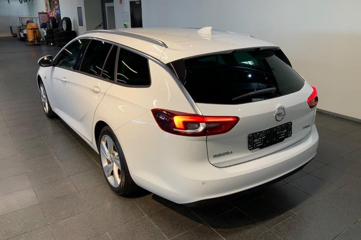 Hvid Opel Insignia fra 2018