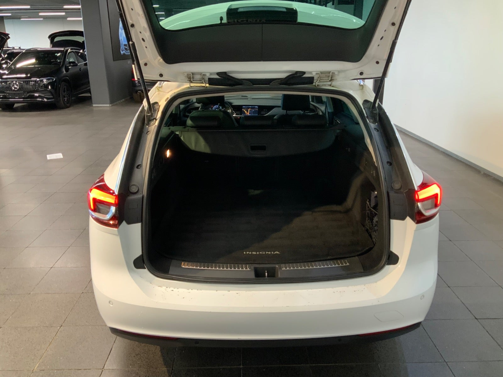 Hvid Opel Insignia fra 2018