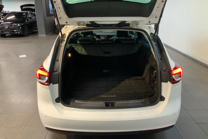 Hvid Opel Insignia fra 2018
