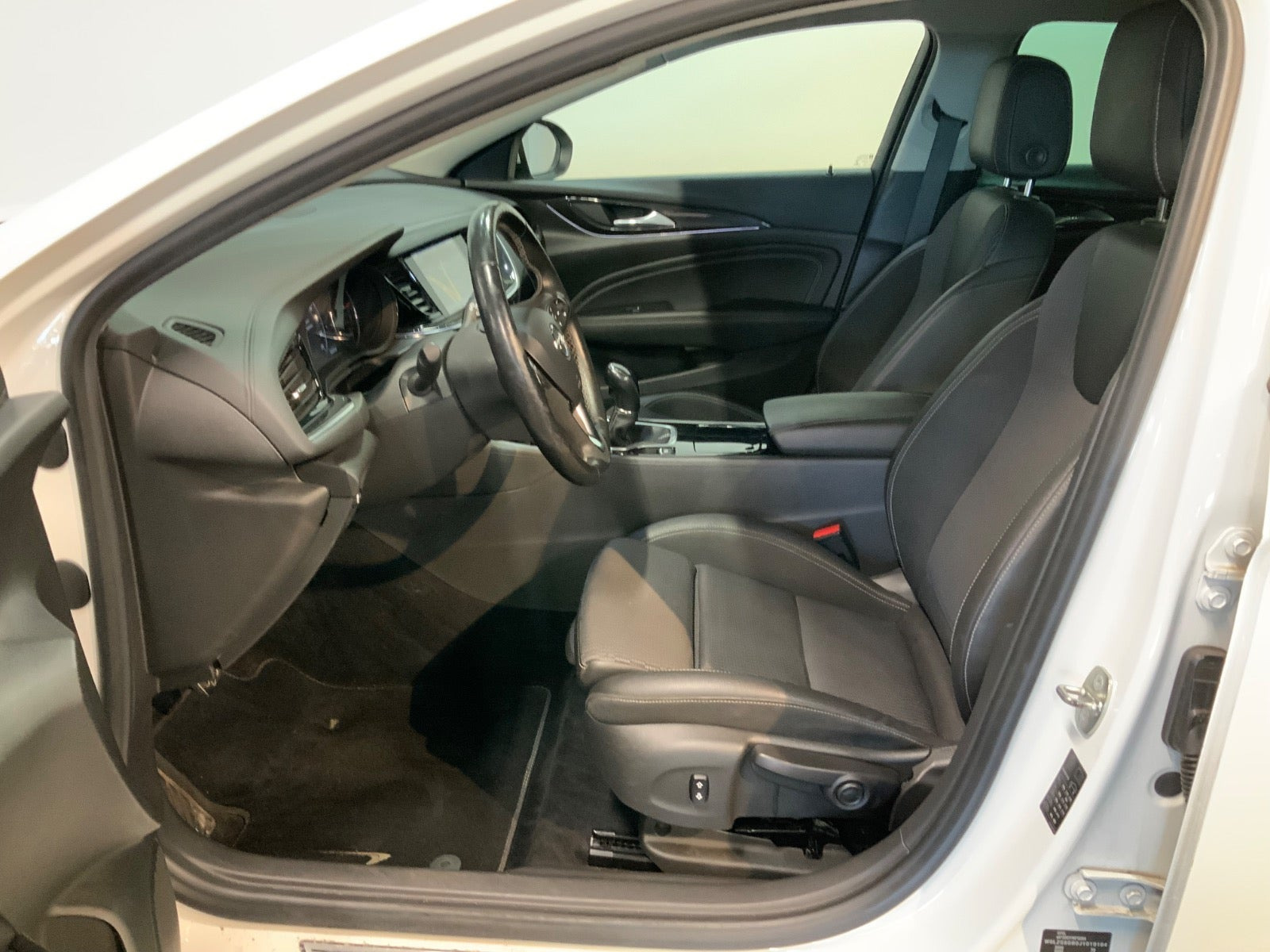 Hvid Opel Insignia fra 2018