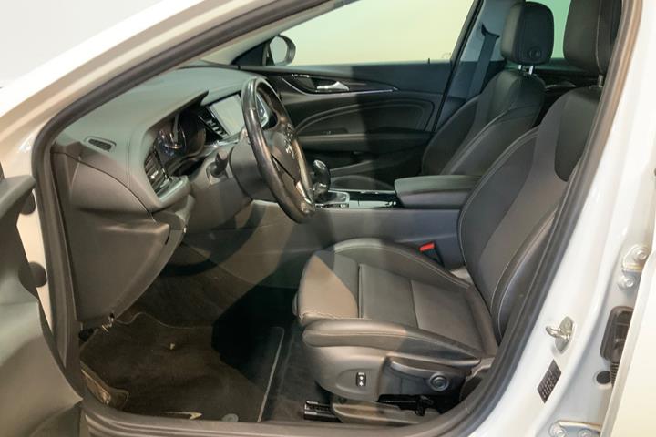 Hvid Opel Insignia fra 2018