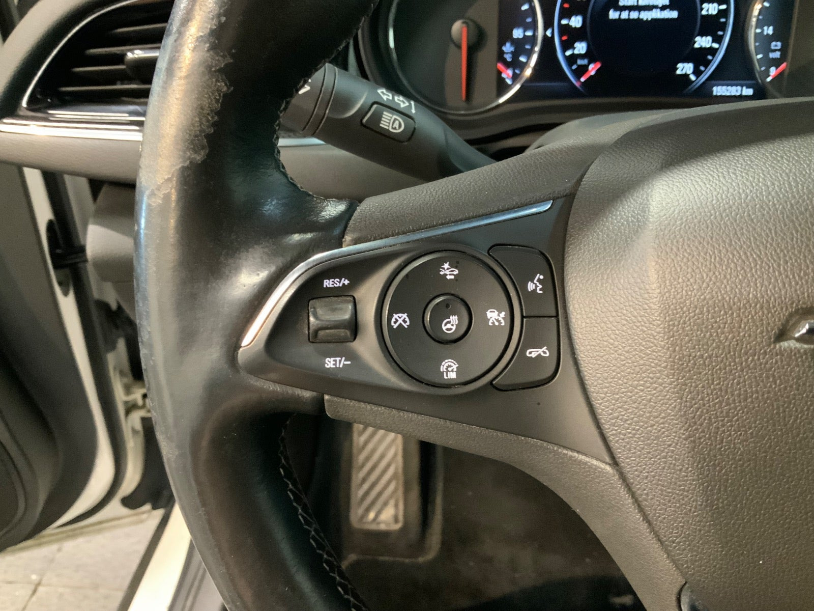 Hvid Opel Insignia fra 2018