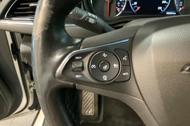 Hvid Opel Insignia fra 2018