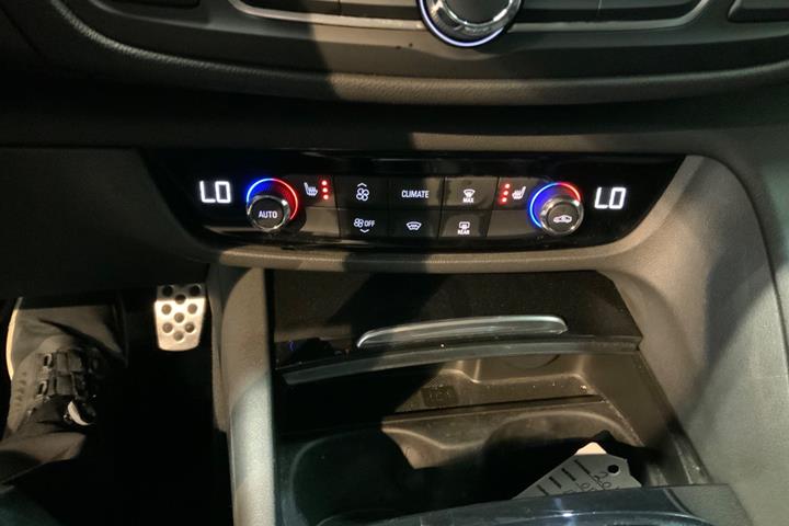 Hvid Opel Insignia fra 2018