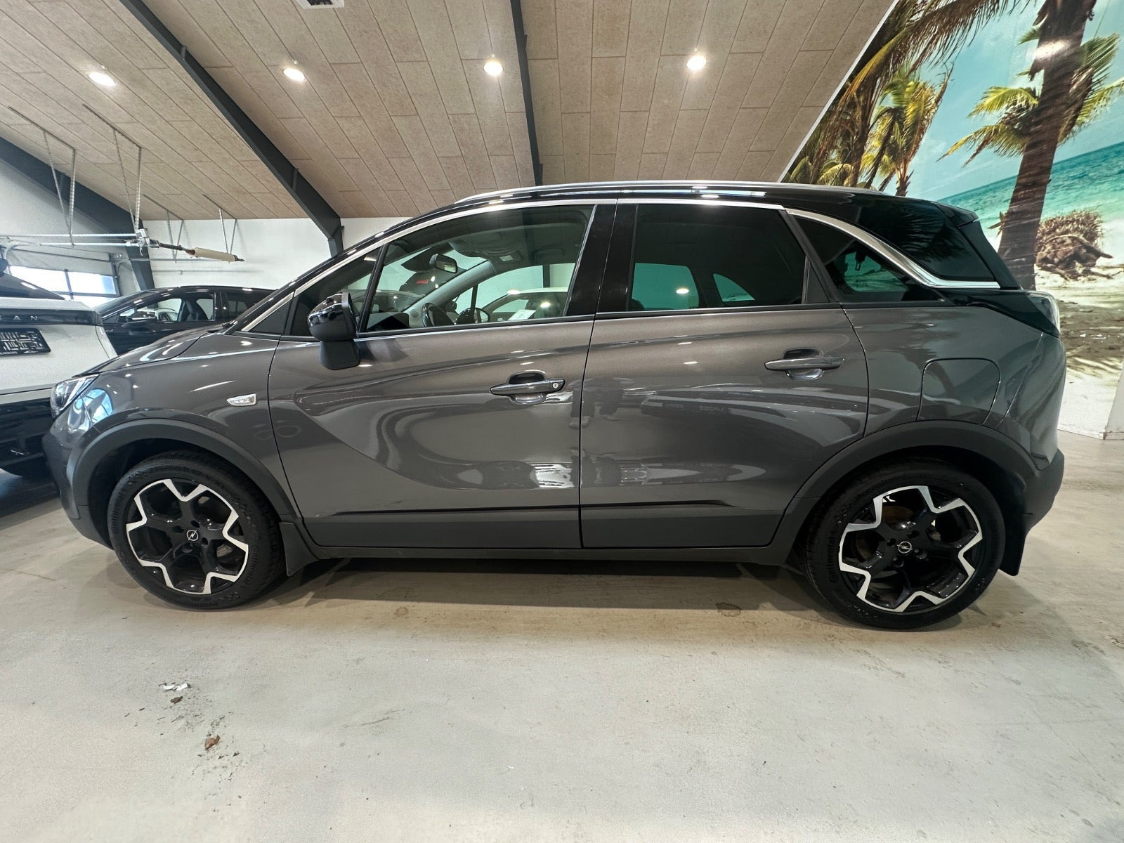 Grå Opel Crossland fra 2021