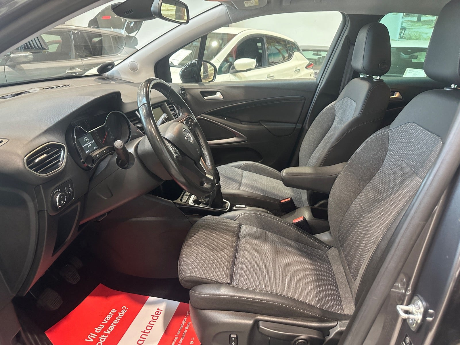 Grå Opel Crossland fra 2021