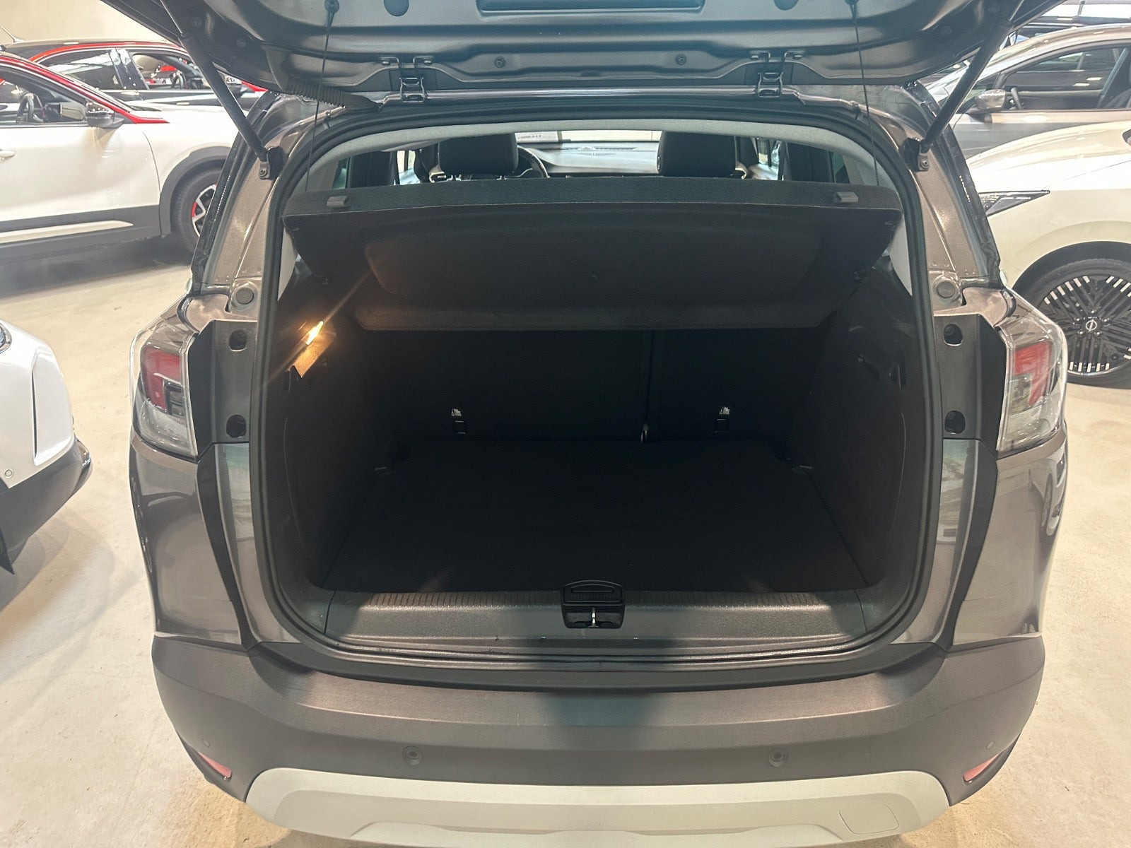 Grå Opel Crossland fra 2021