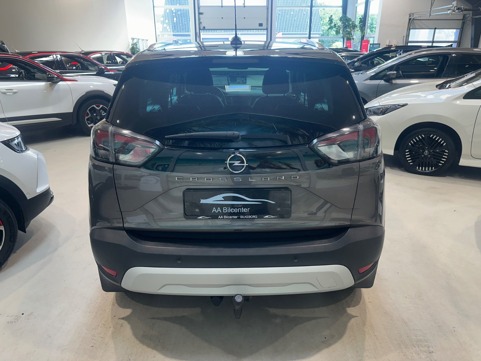 Grå Opel Crossland fra 2021