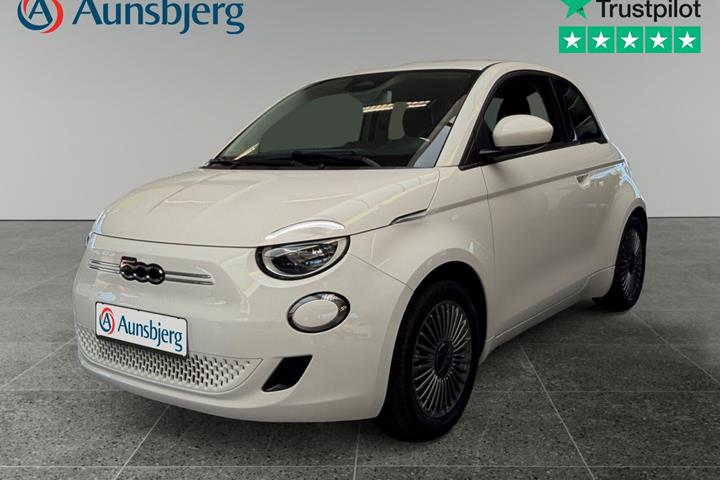 Hvid Fiat 500e fra 2022 set udefra