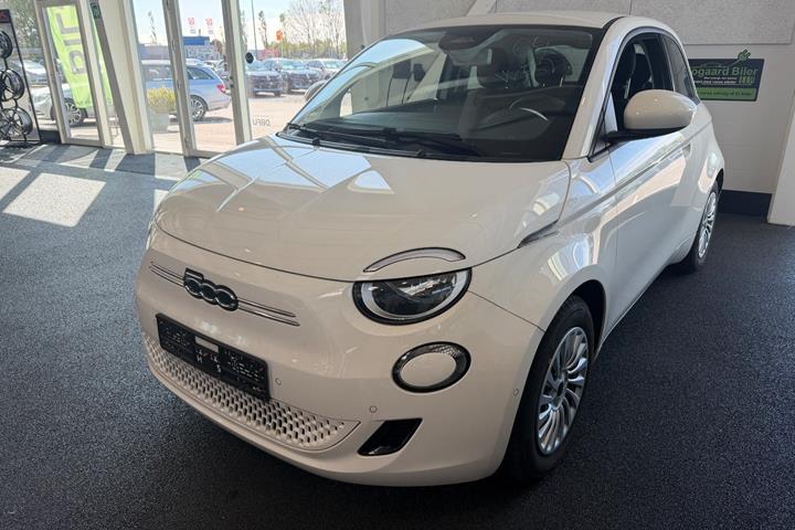 Hvid Fiat 500e fra 2023