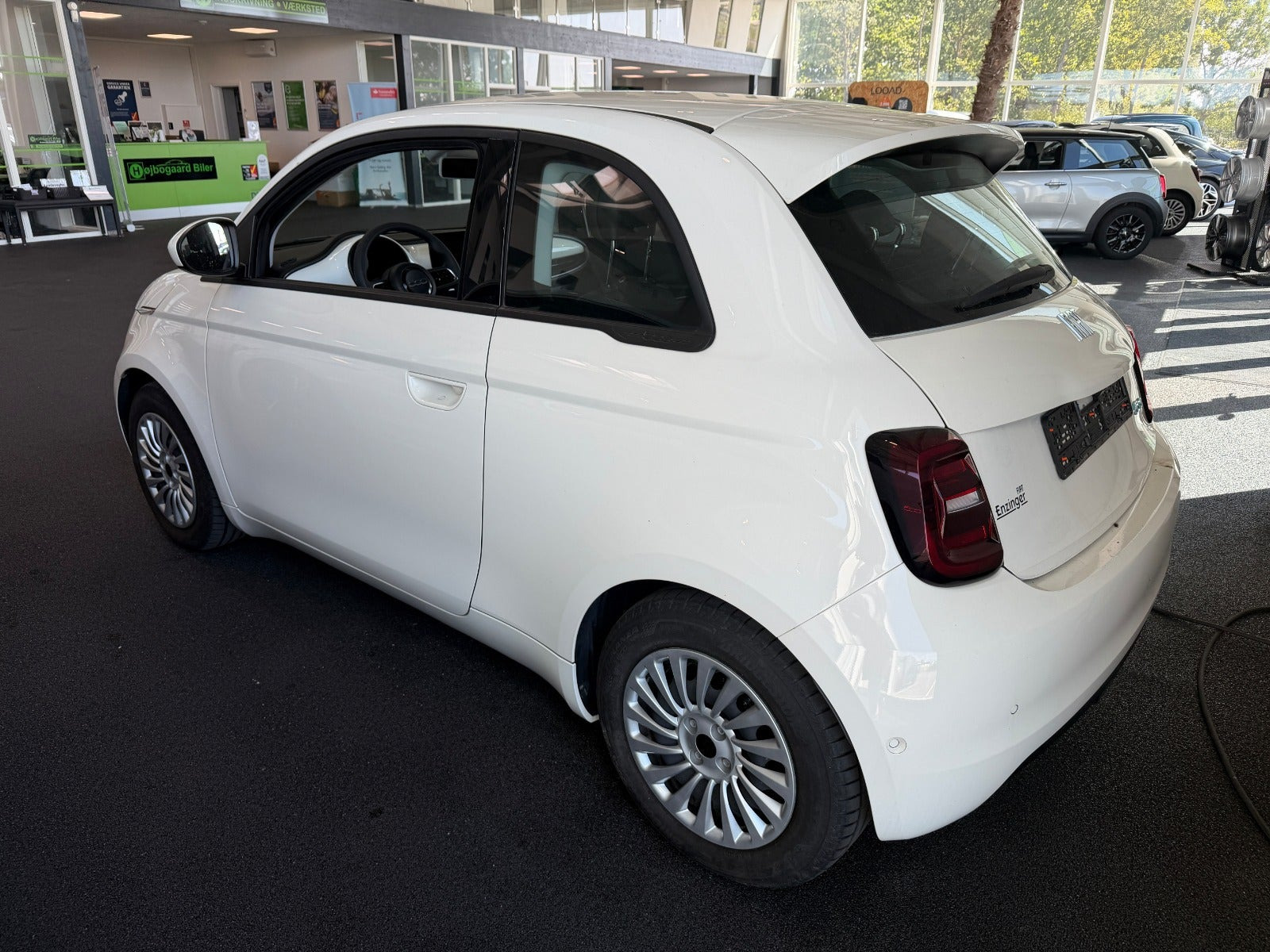 Hvid Fiat 500e fra 2023