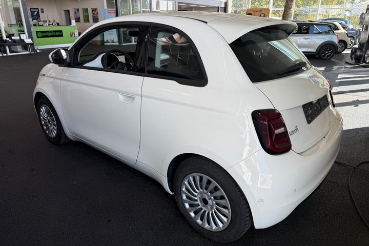 Hvid Fiat 500e fra 2023