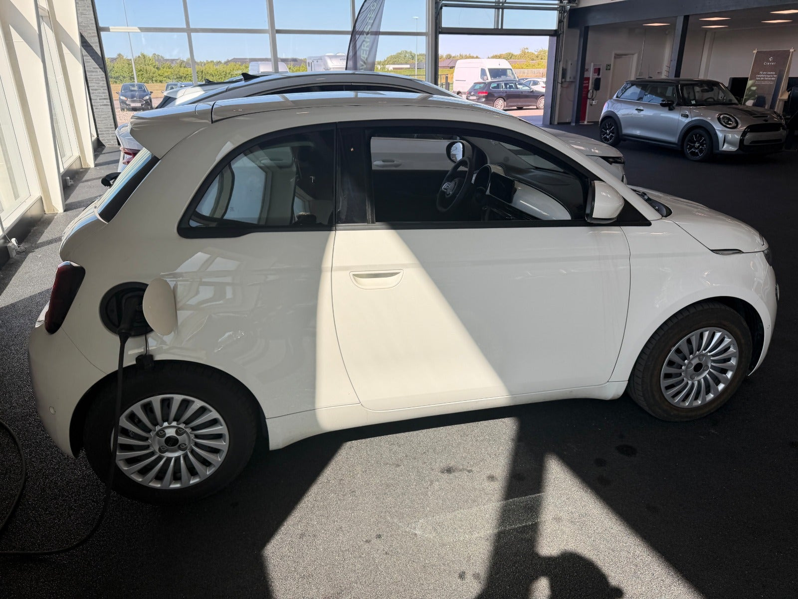 Hvid Fiat 500e fra 2023