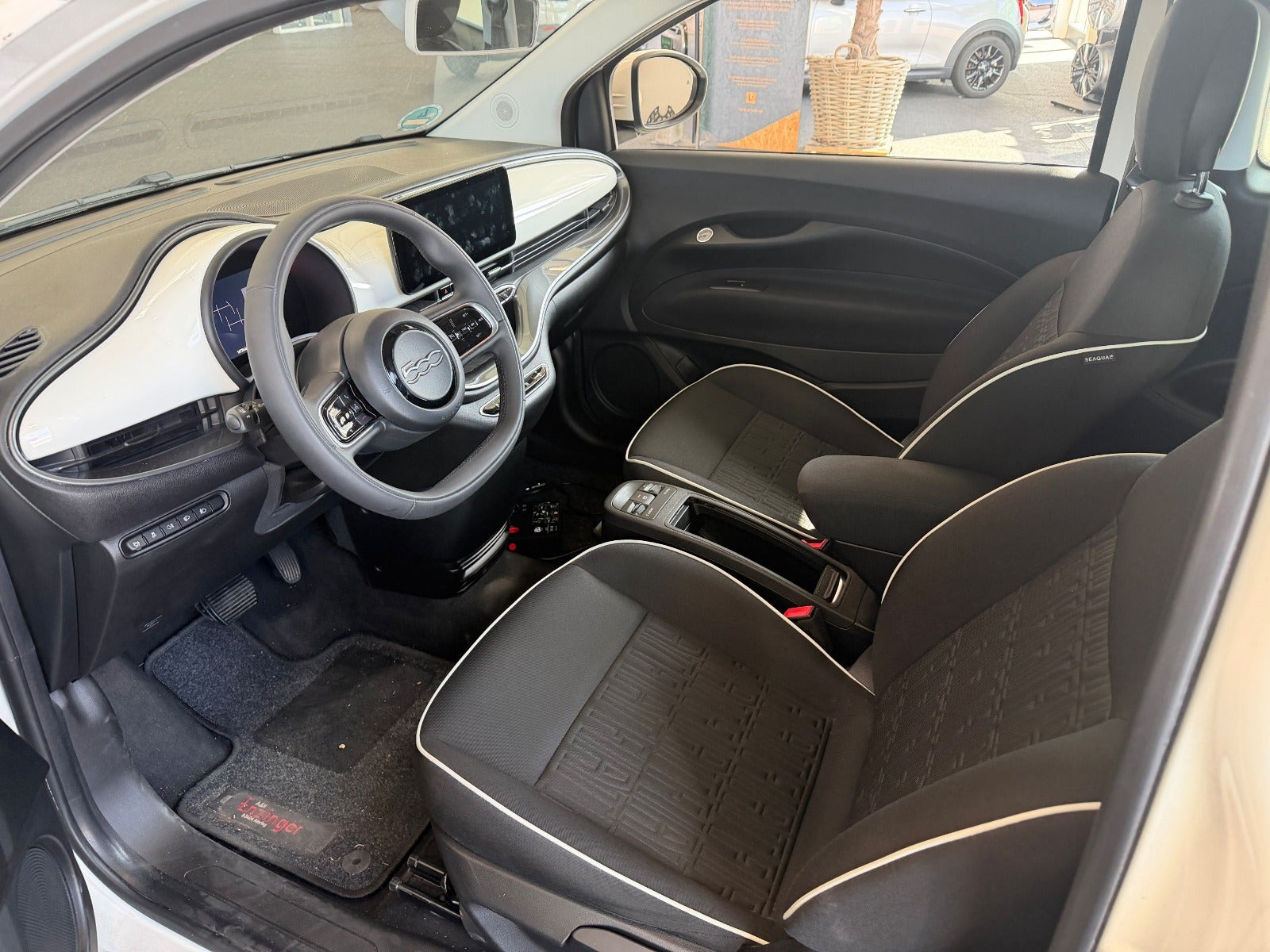 Hvid Fiat 500e fra 2023