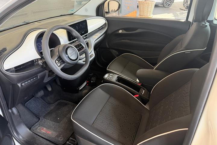 Hvid Fiat 500e fra 2023