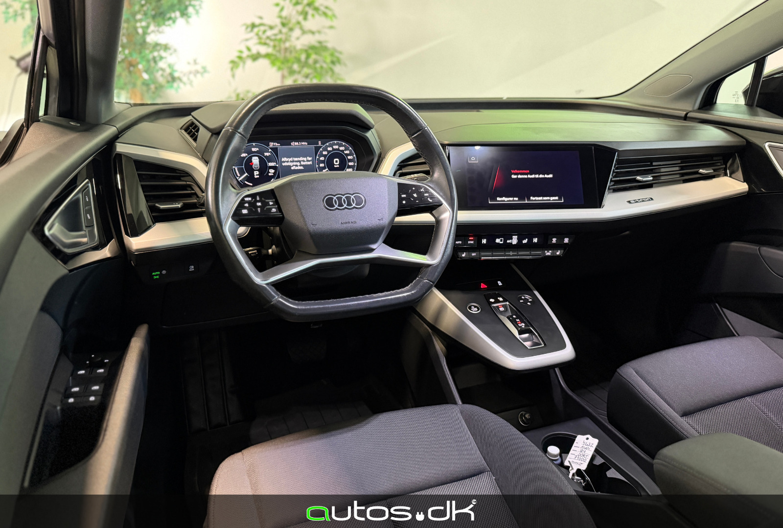 Grå Audi Q4 e-tron fra 2023