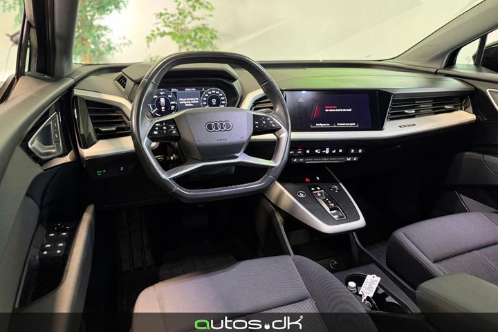 Grå Audi Q4 e-tron fra 2023