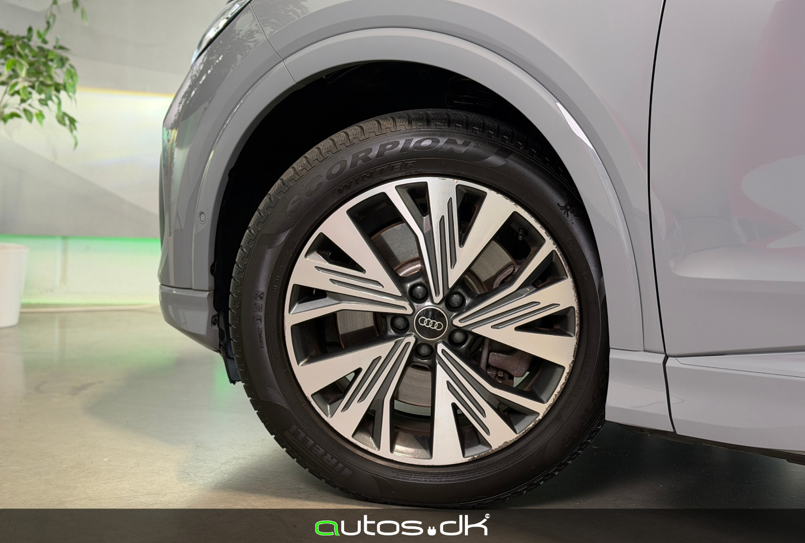 Grå Audi Q4 e-tron fra 2023