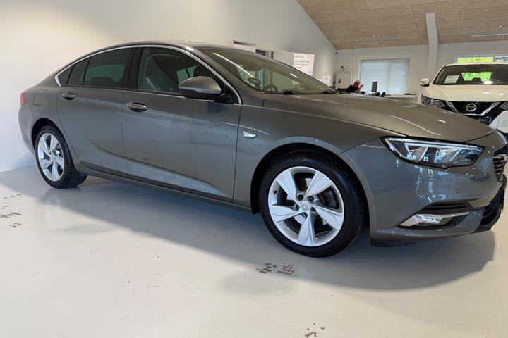 Grå Opel Insignia fra 2018